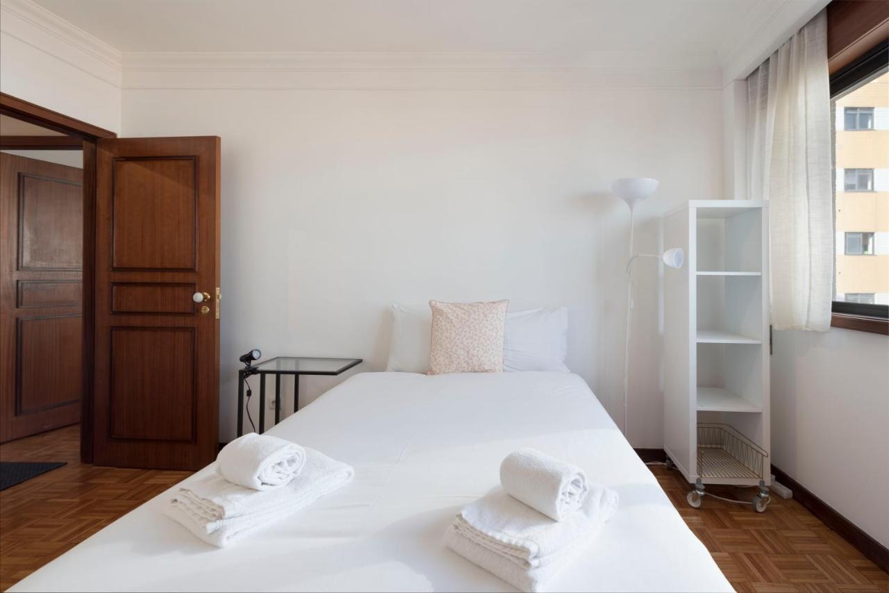 וילה נובה דה גאיה Lovelystay - Charming 3Br Flat W/ Free Parking In Devesas מראה חיצוני תמונה